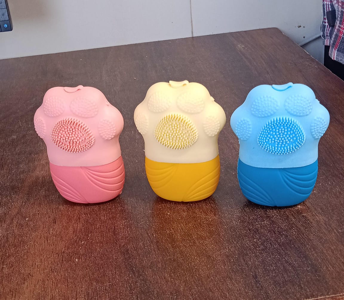 Non Slip Silicone Face Ice Cubes Easy Grip New Unique Shape Ice Roller Base Reusable For Beauty  ( 1 Pc ) - Happy Price - Image 7