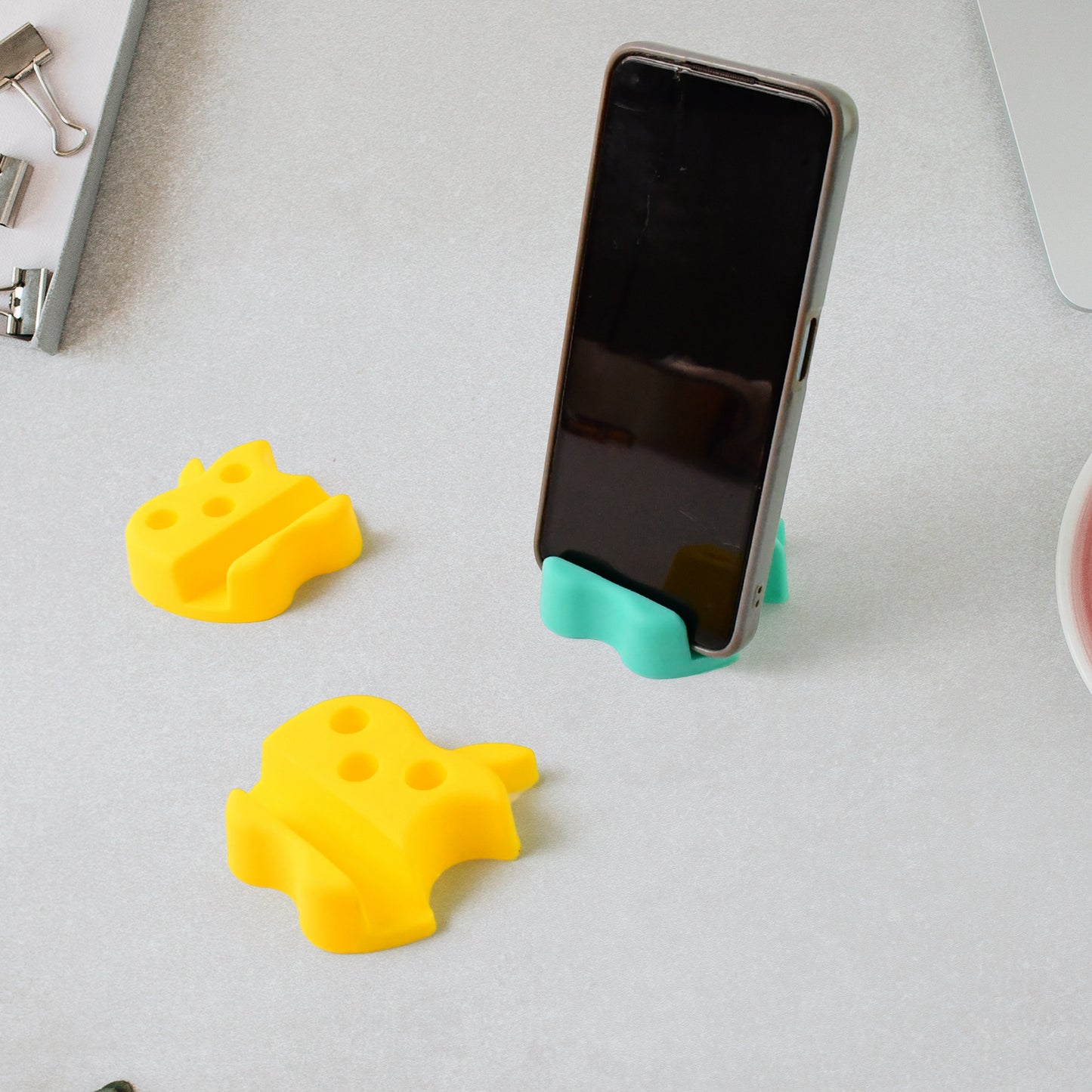 Multi-functional Apple-shaped Plastic Mobile Stand With Pen Holder (3 Pc  Mix Color) - Happy Price - Image 3
