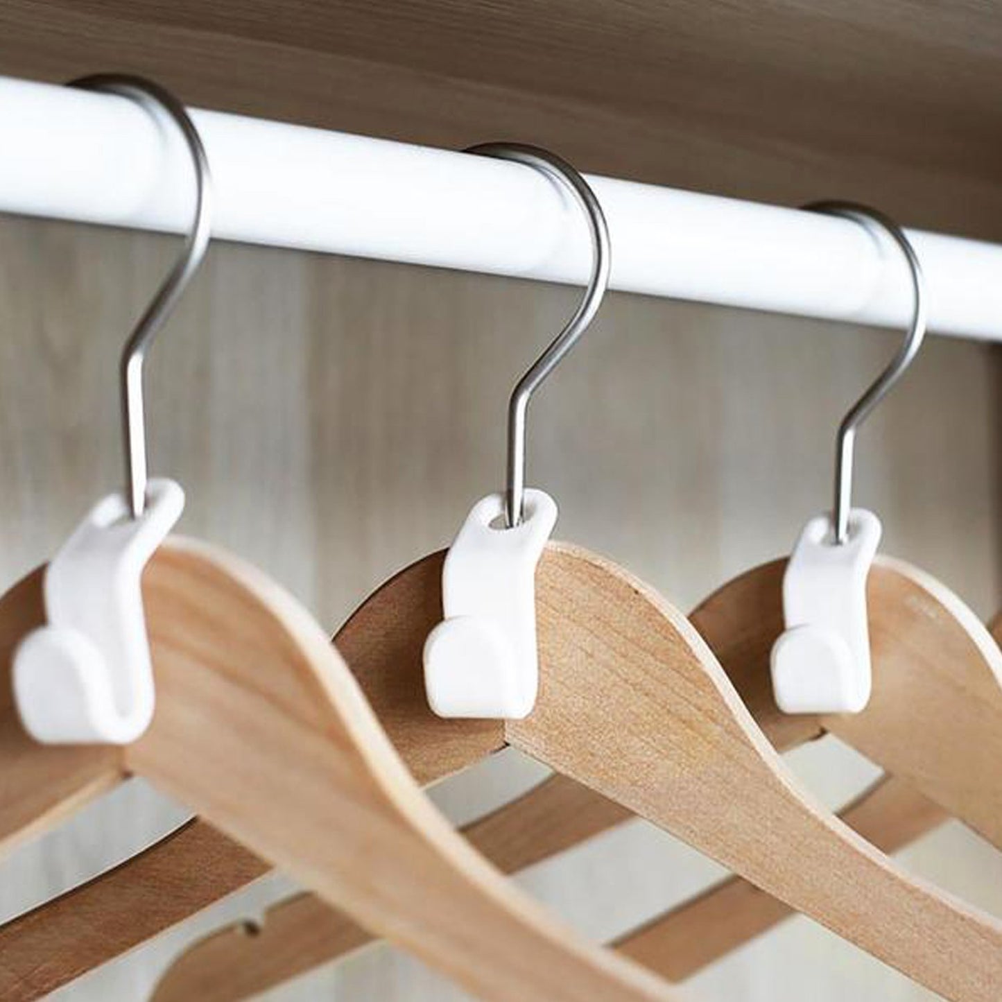Plastic Clothes Hanger With Non-slip Pad - Happy Price - Image 4