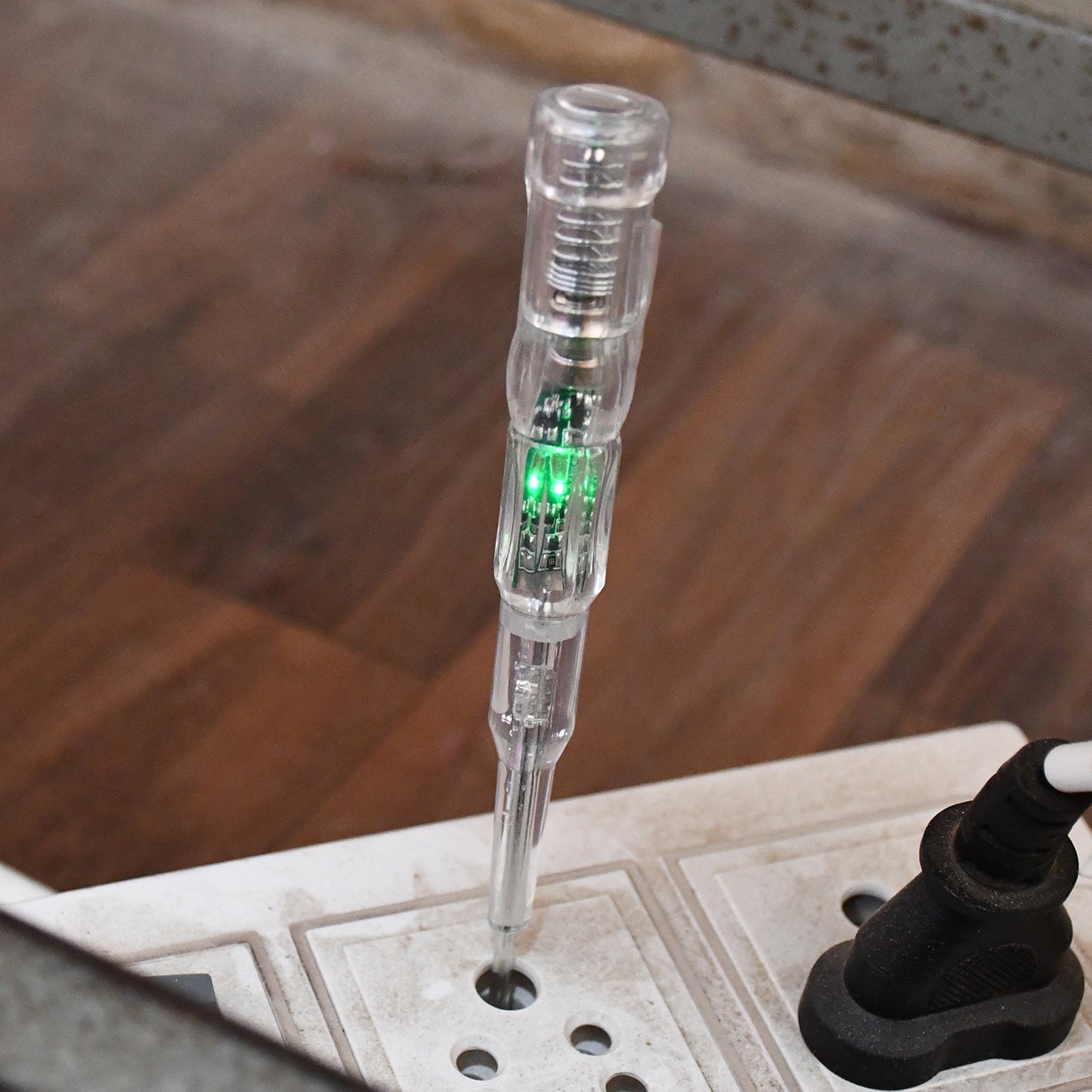 Electrical Detector Slotted Screwdriver With Small Batteries (1 Pc) - Happy Price - Image 2