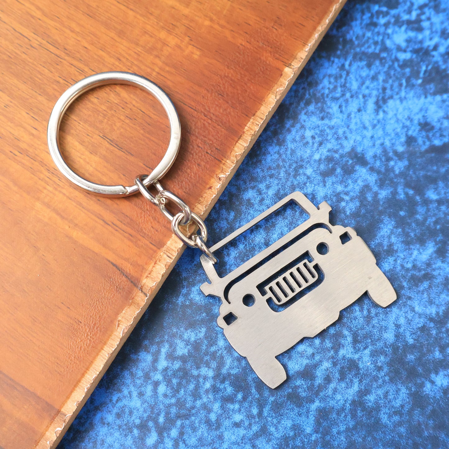 Metal Jeep Shape Keychain - Stylish Car & Bike Accessory (1 Pc)