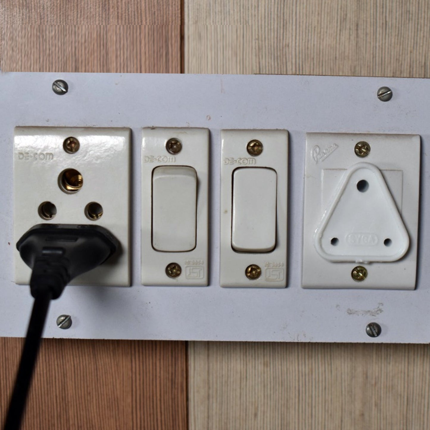 Baby Safety Small Electrical Socket Cover Outlet Plug Protector (Pack Of 100pc) - Happy Price - Image 2