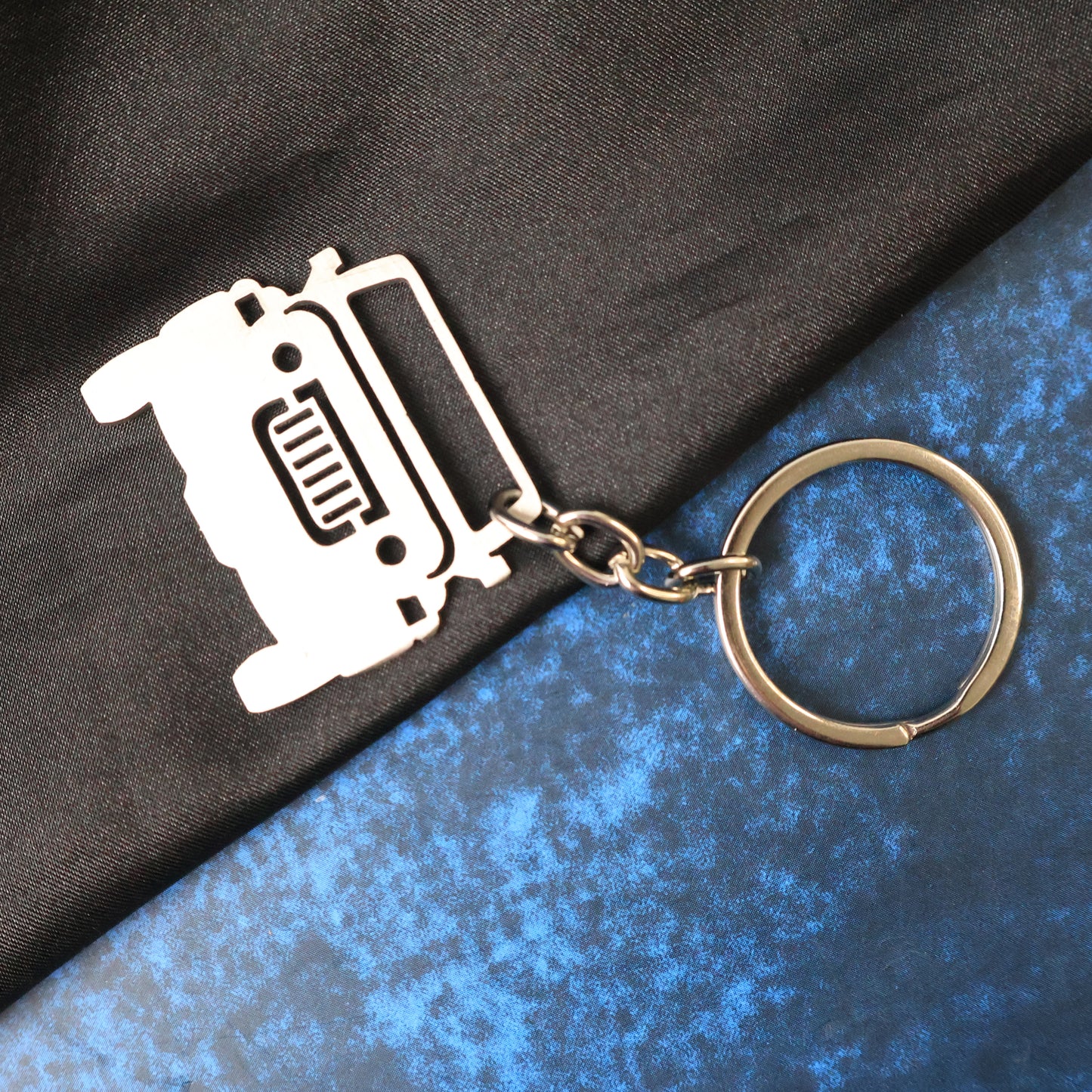 Metal Jeep Shape Keychain - Stylish Car & Bike Accessory (1 Pc)