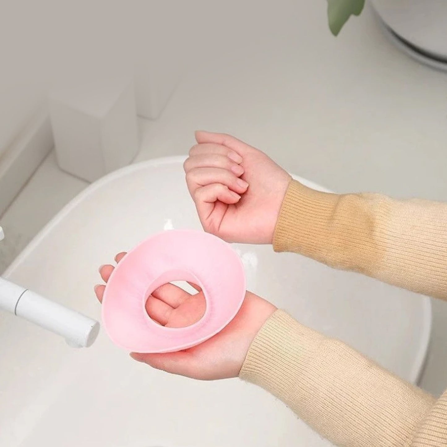 Silicone Wrist Bands For Washing Face (2 Pc  Mix Color) - Happy Price - Image 2