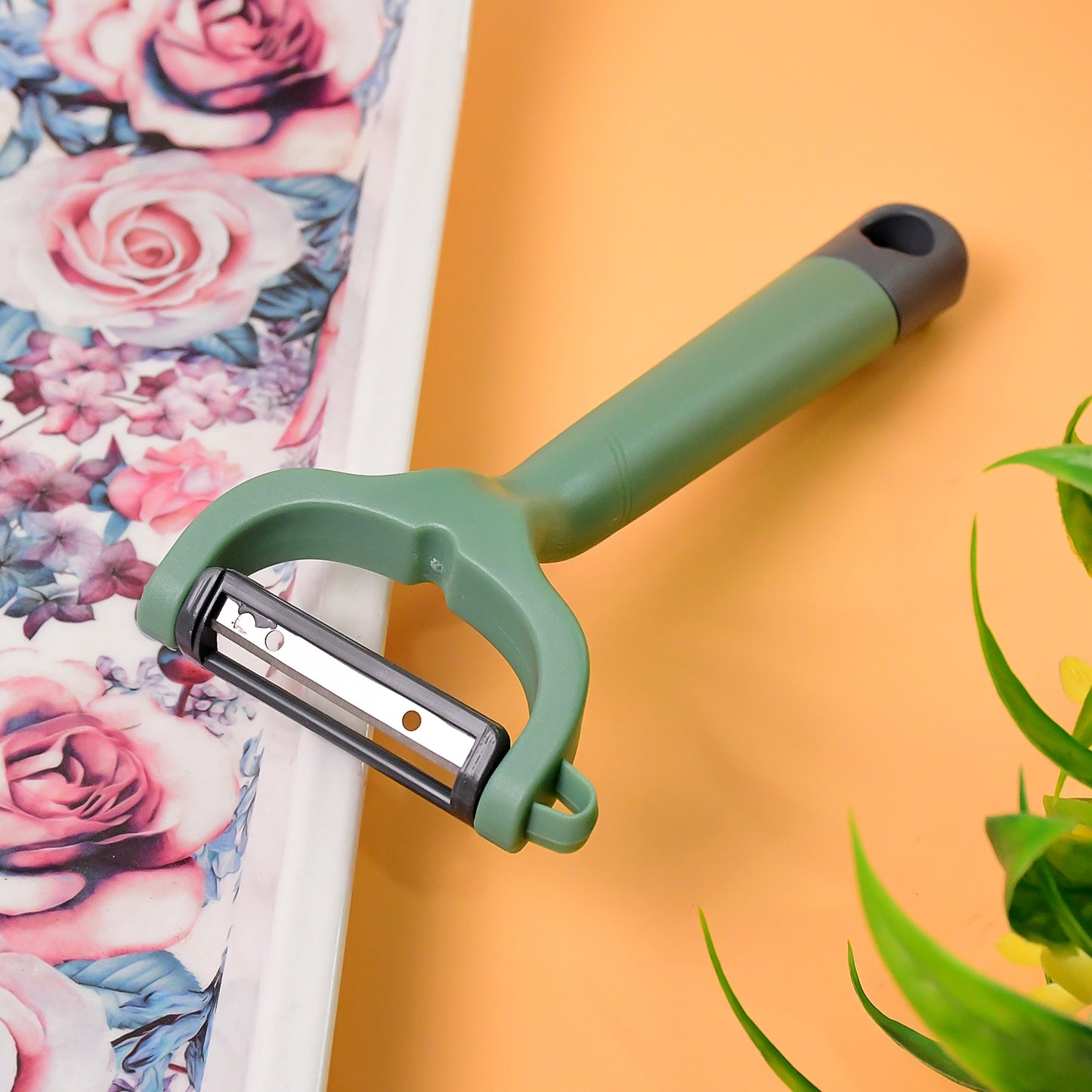 Ergonomic Vegetable and Fruit Peeler with Sharp Stainless Steel Blade (1 Pc) - Happy Price - Image 4