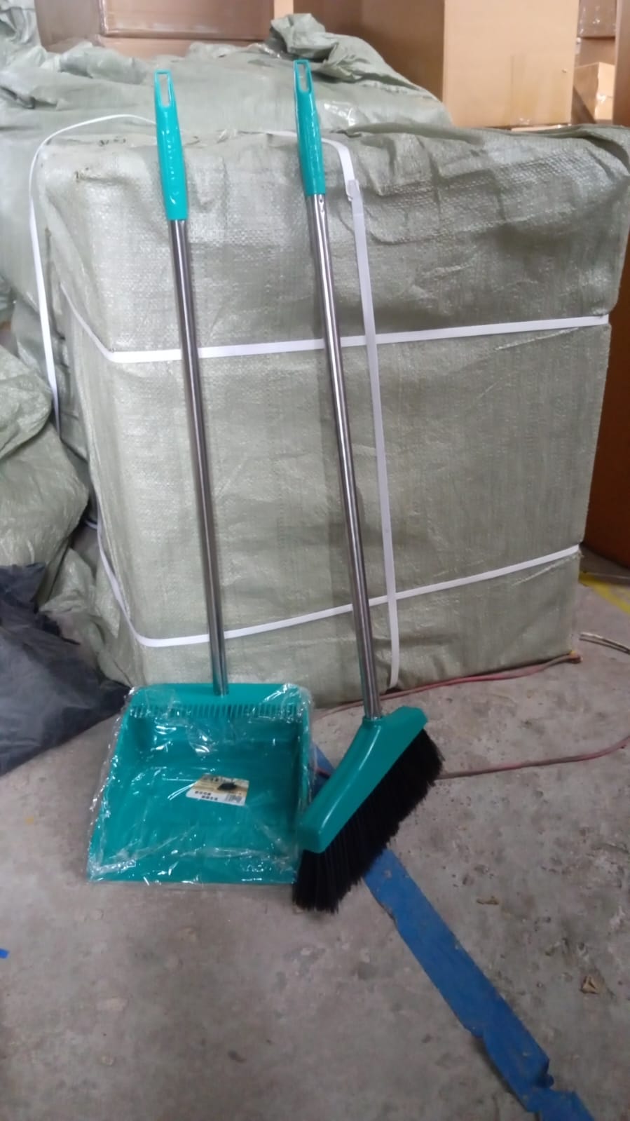 Long Handle Dustpan And Brush 2 Piece Set For Sweeping Cleaning Home Office - Happy Price - Image 7
